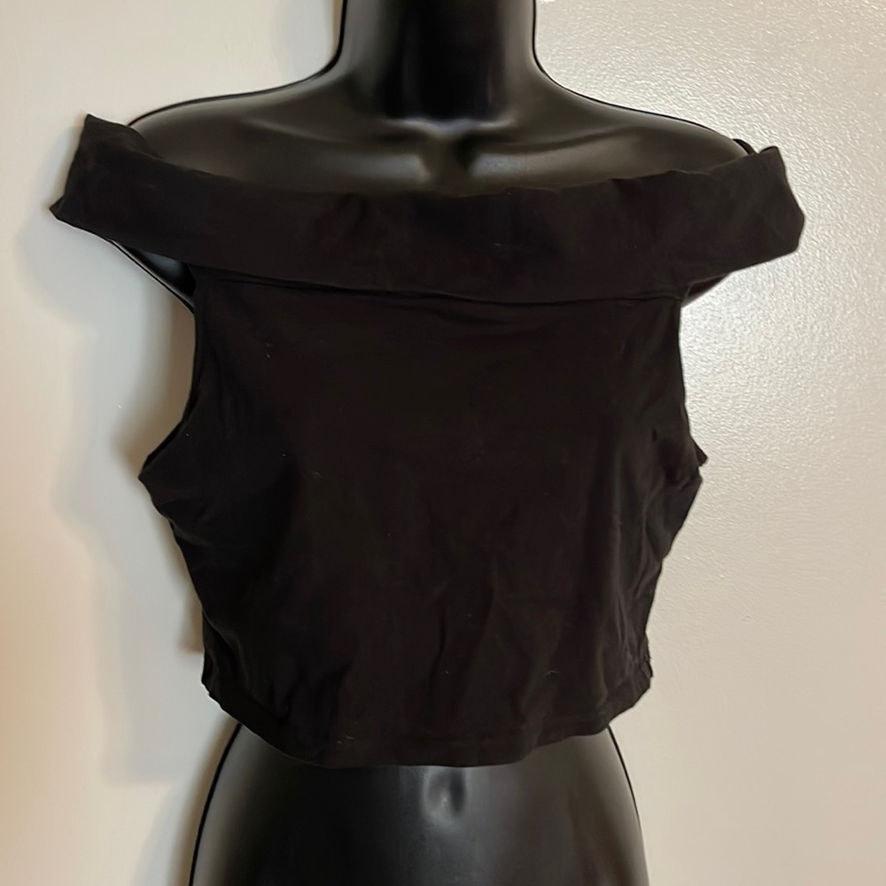 Victoria’s Secret built in bra off the shoulder crop top. Sz L.